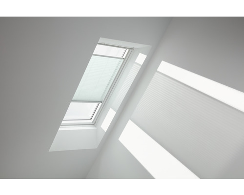 Velux Plissee-Faltstore himmelblau uni manuell FHL MK06 1285SWL Dachfenster mit Plissee im hellen Raum
