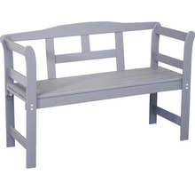 Graue Holzgartenbank mit Rücken- und Armlehnen