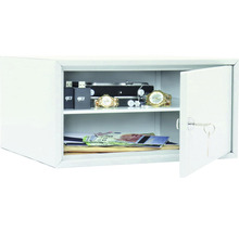 Coffre-fort ouvert avec des objets de valeur