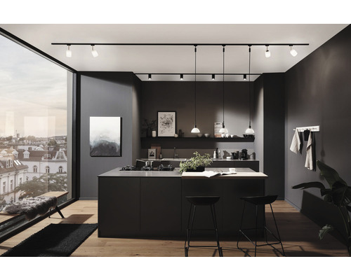 Cuisine moderne avec luminaires sur rail et suspensions