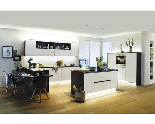 Helle Küche mit Kücheninsel und Essbereich in einem modernen Design.