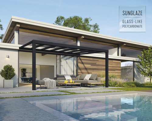 Pergola moderne en métal et polycarbonate imitation verre dans un jardin avec piscine