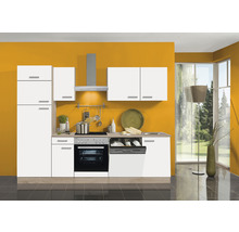 Cuisine claire avec armoires blanches, évier, cuisinière et lave-vaisselle devant un mur coloré.