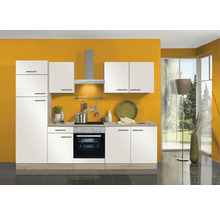 Cuisine avec armoires blanches, hotte et plaque de cuisson