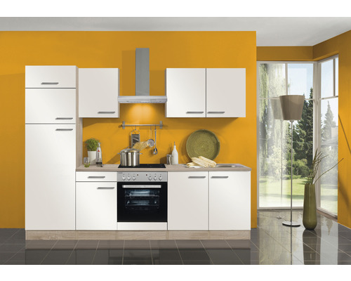 Cuisine avec armoires blanches, hotte et plaque de cuisson