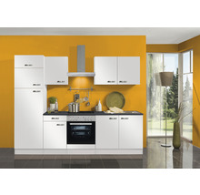 Cuisine complète avec armoires blanches, hotte aspirante et appareils électriques devant un mur coloré.