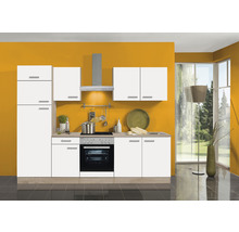 Cuisine complète avec armoires blanches, hotte aspirante et cuisinière électrique.