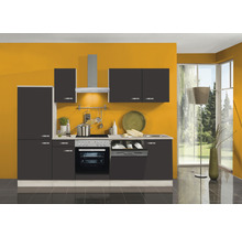 Cuisine complète avec armoires murales, évier, cuisinière, four et lave-vaisselle devant un mur coloré