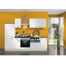 Cuisine moderne avec armoires blanches, évier, cuisinière et hotte aspirante