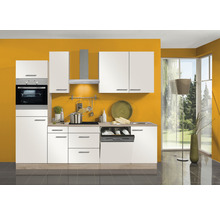 Cuisine claire avec placards intégrés, hotte aspirante et appareils devant un mur jaune