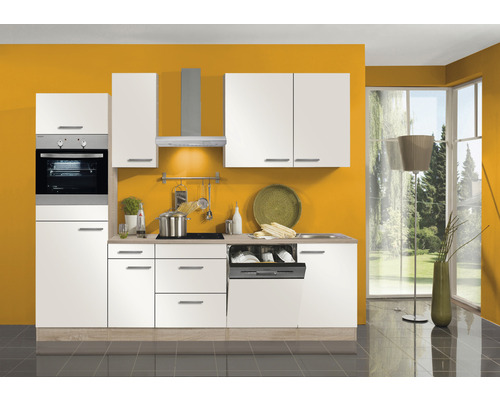 Cuisine claire avec placards intégrés, hotte aspirante et appareils devant un mur jaune