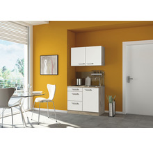 Petite kitchenette avec évier, plaque de cuisson et armoire suspendue dans une pièce lumineuse.