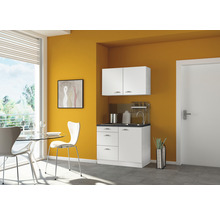 Küche mit weißen Schränken, Tisch und Stühlen in einem hellen Raum