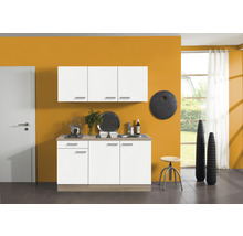 Cuisine équipée avec évier, plaque de cuisson et armoires suspendues en version claire