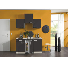 Kompakte Küchenzeile mit Hängeschränken und integriertem Kühlschrank in modernem Design