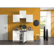 Cuisine compacte avec évier, plaque de cuisson, réfrigérateur et éléments hauts dans une pièce lumineuse