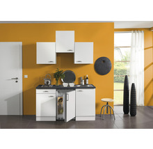 Kompakte Küchenzeile mit Hängeschränken, Spüle, Kochfeld und integriertem Kühlschrank.