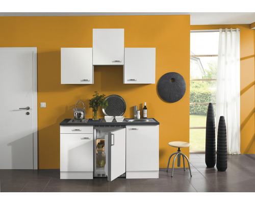 Kompakte Küchenzeile mit Hängeschränken, Spüle, Kochfeld und integriertem Kühlschrank.