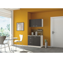 Kleine Küche mit Spüle, Armatur, Hängeschrank und Unterschrank in einem Raum.