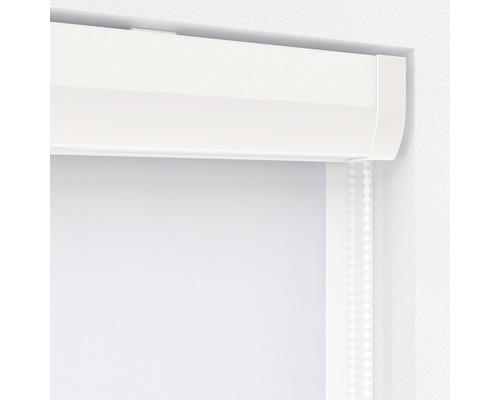 Rollo im Fensterrahmen mit Kettenzug