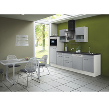 Cuisine claire avec table à manger et chaises sous une suspension