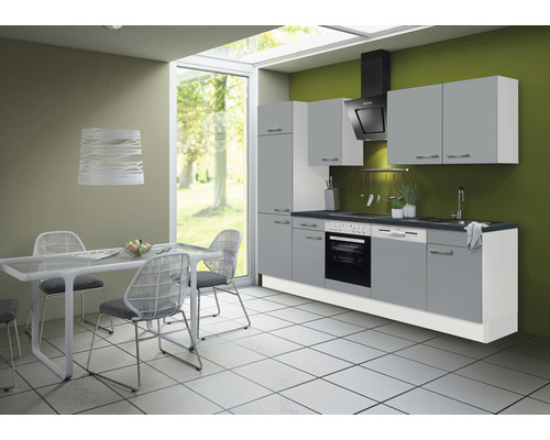 Cuisine moderne avec table à manger et chaises sous une suspension