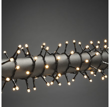 Lichterkette mit warmweissen LED-Leuchten um eine Stange gewickelt