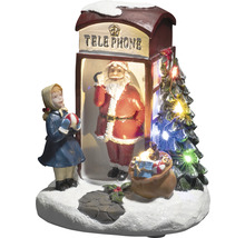 Dekorative Weihnachtsszene mit Weihnachtsmann in Telefonzelle, Mädchen und Weihnachtsbaum mit Beleuchtung