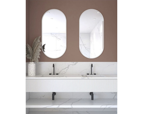 Modernes Badezimmer mit Doppelwaschtisch, zwei ovalen Spiegeln und Marmoroptik