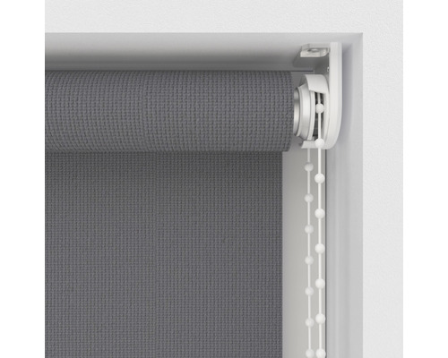 Store enrouleur gris avec chaînette à la fenêtre