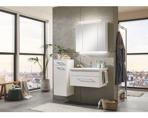 Modernes Badezimmer mit weißem Waschtischunterschrank, Spiegelschrank und zusätzlichem Seitenschrank.