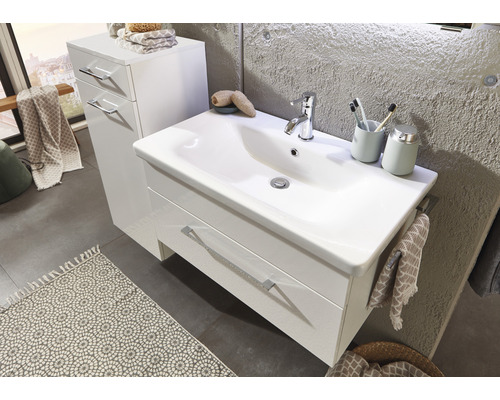 Badezimmer mit Waschbeckenunterschrank, Waschbecken und Hochschrank