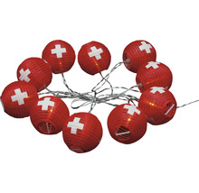Lichterkette mit Papierlaternen und Schweizer Kreuz