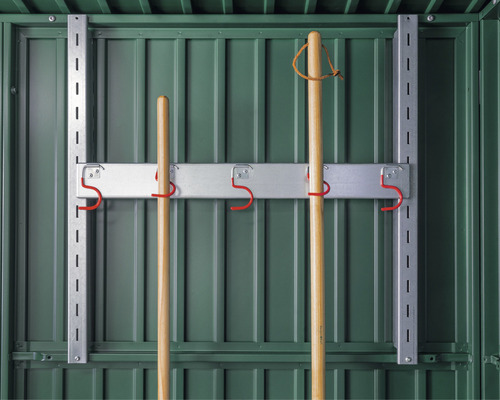 2 tasseaux pour étagères Hörmann EcoStar courts 70,8 cm Support à outils avec crochets et outils sur un mur vert