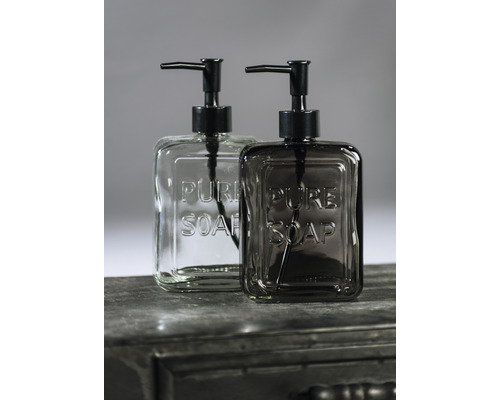 Zwei Seifenspender mit Aufschrift ''Pure Soap'' und schwarzer Pumpe