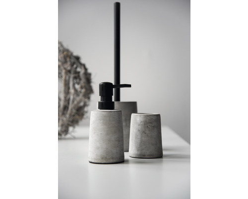 Badezimmer-Set aus Beton mit Seifenspender, Becher und Toilettenpapierhalter