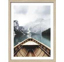 Image encadrée d''un bateau sur un lac avec des montagnes en arrière-plan