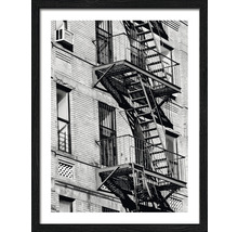 Photo encadrée en noir et blanc d''une façade de maison avec escalier de secours