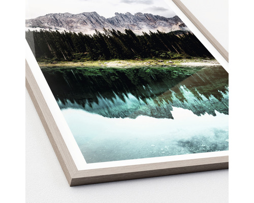 Gerahmtes Bild mit Bergsee, Bäumen und Berglandschaft