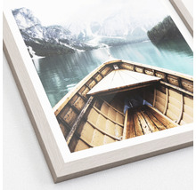 Image encadrée avec vue depuis un bateau sur un lac de montagne