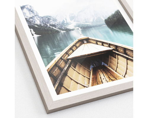 Gerahmtes Bild mit dem Blick aus einem Boot auf einen Bergsee