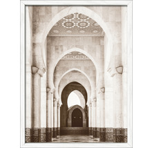 Image encadrée de la colonnade d''une mosquée avec des arcades