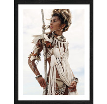 Affiche encadrée d''une femme en costume tribal avec des plumes et des coquillages