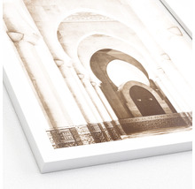 Image encadrée avec motif architectural et colonnes