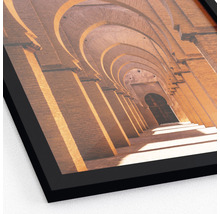 Image encadrée d''un couloir avec des arches