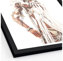 Image encadrée d''une femme avec des plumes et du maquillage tribal dans un style bohème