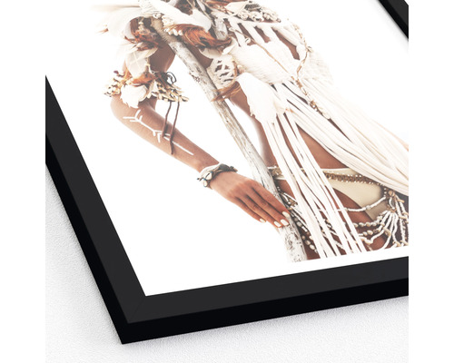 Image encadrée d''une femme avec des plumes et du maquillage tribal dans un style bohème