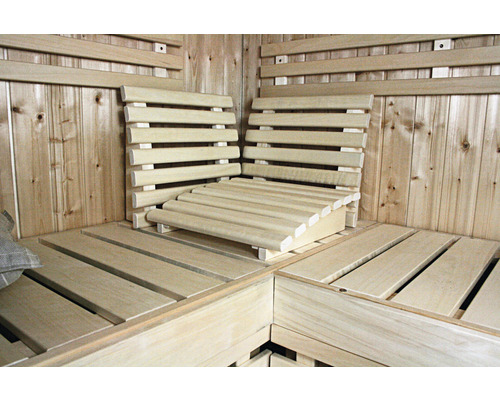 Aménagement intérieur d''un sauna avec bancs et dossiers en bois