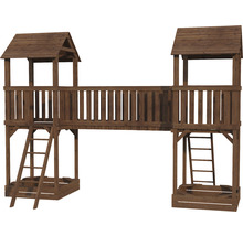 Spielanlage aus Holz mit zwei Spieltürmen, Sandkästen und einer Brücke