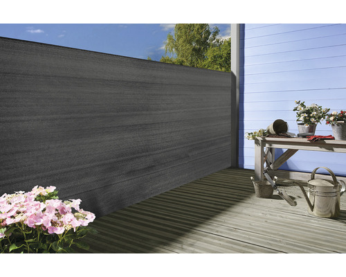 Scène de jardin avec pare-vue et accessoires de jardin sur une terrasse
